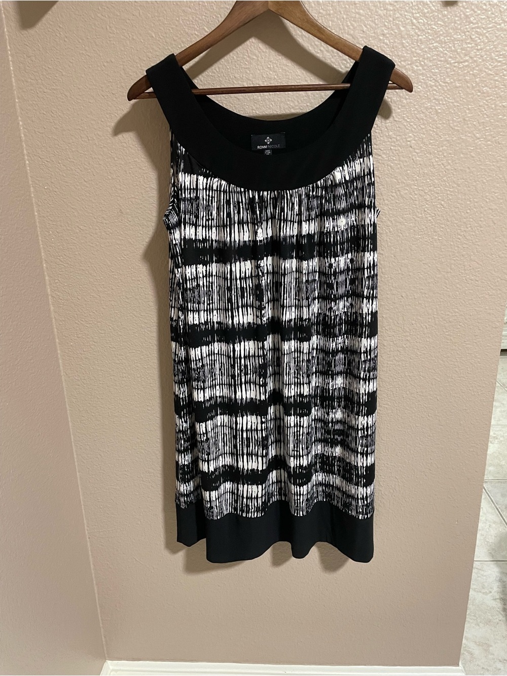Ronni Nicole Black and White Sleeveless Shift Dress